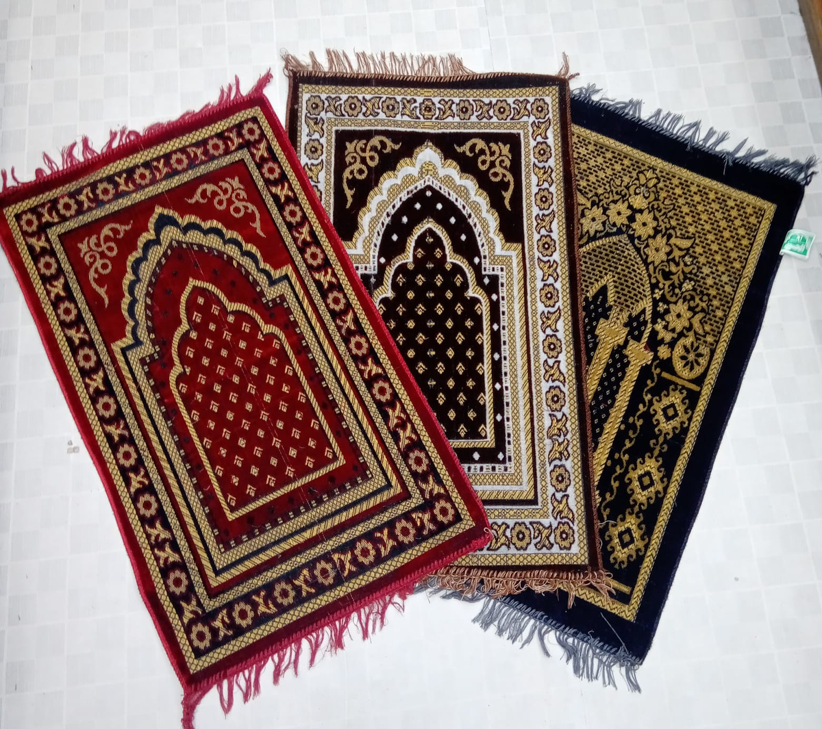 Luxury Velvet Janamaz – Superior Prayer Rug for Hajj & Umrah Pilgrims